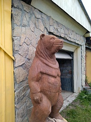 Фигура медведя из дерева